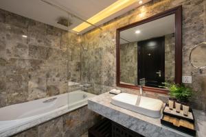 Phòng tắm tại Sen Grand Hotel & Spa managed by Sen Group