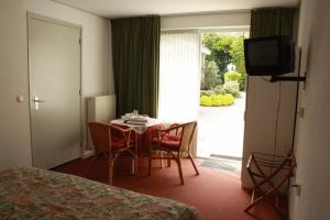 TV a/nebo společenská místnost v ubytování Motel Koolen + 29 fotografií