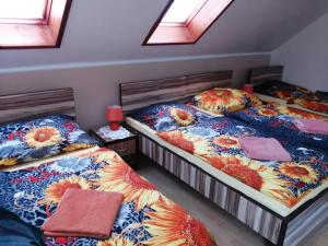 Ένα ή περισσότερα κρεβάτια σε δωμάτιο στο Ubytovanie EMILY