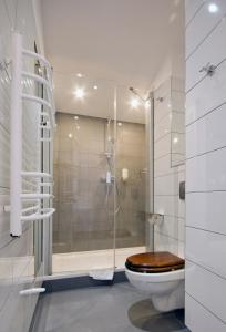 Meduza Hotel & Spa في ميلنو: حمام مع مرحاض ودش