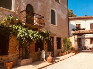 a building with a balcony on the side of it at Appartamenti Quota 101 in Arquà Petrarca