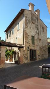 un antiguo edificio de piedra con orejas alzadas en Appartamenti Quota 101, en Arquà Petrarca