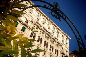 un grand bâtiment blanc avec une clôture devant lui dans l'établissement Hotel Principe Di Savoia - Dorchester Collection, à Milan