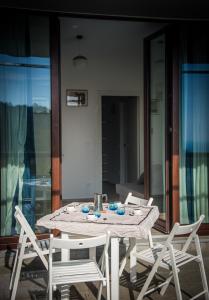 een witte tafel met 4 stoelen op een patio bij Agriturismo "La Collina" - 15km dal centro di Torino in Baldissero Torinese