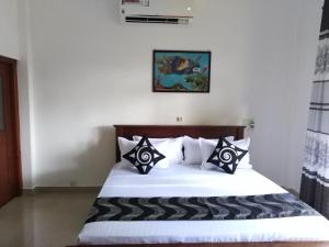 AlutgamaにあるSenu Beach villaのベッドルーム1室(ベッド1台、白黒の枕付)