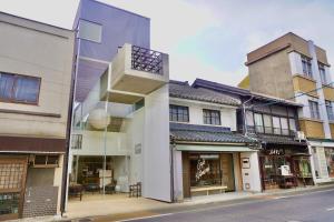 AandA Jonathan Hasegawa في أوكاياما: مجموعة مباني على شارع المدينة
