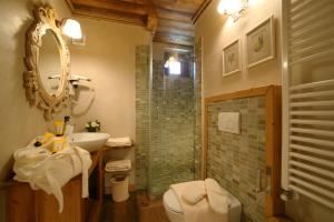 łazienka z umywalką, toaletą i prysznicem w obiekcie Hotel Letterario Locanda Collomb w mieście La Thuile +37 zdjęć
