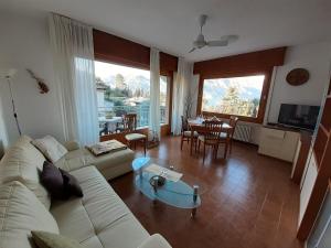 ein Wohnzimmer mit einem Sofa und einem Tisch in der Unterkunft Appartamento Dosso Ferri in Malcesine