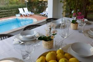 une table avec une plaque de citrons sur un tissu de table blanc dans l'établissement Casa del Capitán, à Santa Ponsa