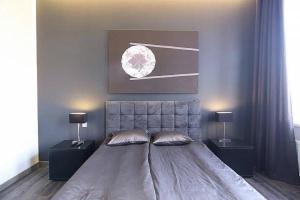 ein Schlafzimmer mit einem großen Bett mit zwei Lampen in der Unterkunft Apartment Ruska Street in Lwiw