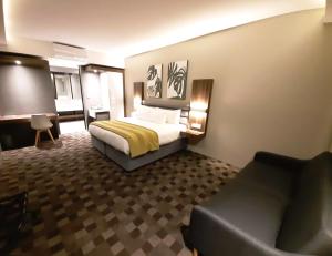 Postel nebo postele na pokoji v ubytování Copperwood Hotel and Conferencing + 14 fotografií