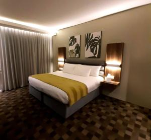 En eller flere senge i et værelse på Copperwood Hotel and Conferencing