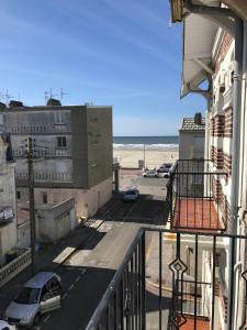 an apartment balcony with a view of the beach at Appartement à 30 m de la plage - balcon - proche Centre - WIFI -Le Cérès 3 in Berck-sur-Mer