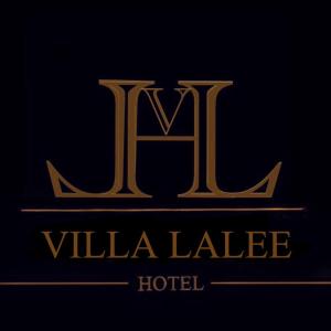 un logo or pour un hôtel sur fond noir dans l'établissement Hotel-Villa Lalee, à Dresde