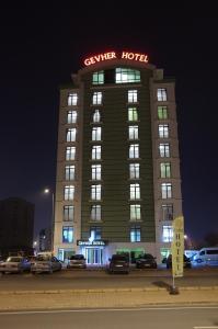 un bâtiment d'hôtel avec un panneau en haut dans l'établissement Gevher Hotel, à Kayseri