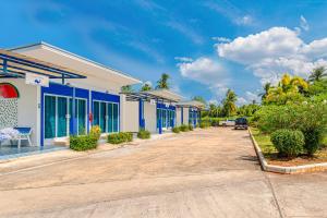 una fila de casas en una calle en Paragon Hometel, en Suratthani