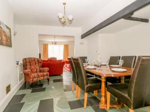 une salle à manger avec une table et des chaises dans l'établissement Fountain Cottage, à Keswick