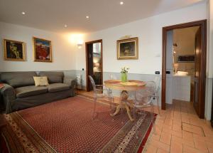 A seating area at Divine Stylish Apartment