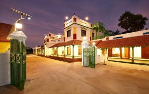 馬哈巴利普拉姆的住宿－Marutham Village Resort，街道中间有门的建筑物