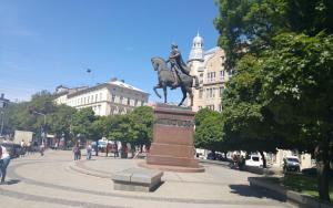 リヴィウにあるApartments on Valova 16- 2 minutes to Market Squareの市馬像