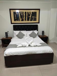 una camera da letto con un letto con due cigni sopra di Bourbon St Apts Condo 16 a Angeles