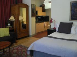 เตียงในห้องที่ Lady Hamilton Apartments