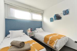 1 Schlafzimmer mit 2 Betten und einem Fenster in der Unterkunft Top Salobre Villas by VillaGranCanaria in Salobre