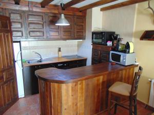 リアサにあるVilla Riazaのキッチン(木製カウンタートップ、電子レンジ付)