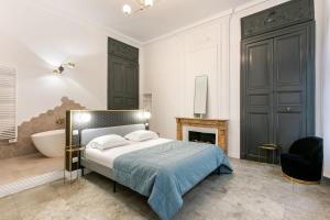 1 dormitorio con cama, bañera y cama sidx sidx sidx sidx sidx sidx en Petit Saint Jean, en Montpellier