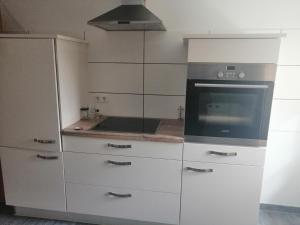 A kitchen or kitchenette at Ruhig und doch zentral - wie Daham