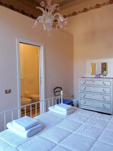 um quarto com uma cama, uma cómoda e um espelho em Cosetta Guest House em Certaldo