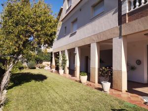 un edificio con un patio con macetas. en Casa Clariana Mediterranean break, en Cunit