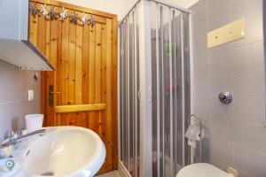 a bathroom with a sink and a shower and a toilet at Villino Gramsci in San Teodoro