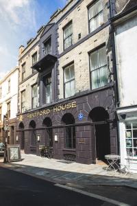 un edificio de ladrillo marrón en una calle de la ciudad en Hertford House, en Hertford