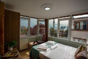 Sofia Corner Hotel في إسطنبول: غرفة نوم بسرير ونافذة كبيرة