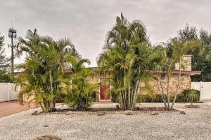 Gallery image of Home with Dock, Pool, Kayaks Walk to Palma Sola Bay in Bradenton