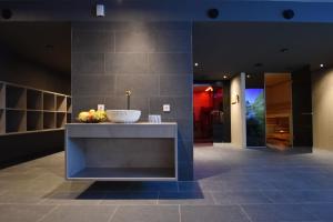 a lobby with a counter with a bowl of fruit on it at C(h)illas Appartements in Kappl