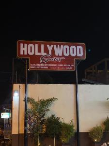 una señal que lee estudios Hollywood en el lado de un edificio en Hollywood Suites en General Santos