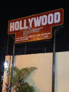 un cartello per Hollywood sul lato di un edificio di Hollywood Suites a General Santos