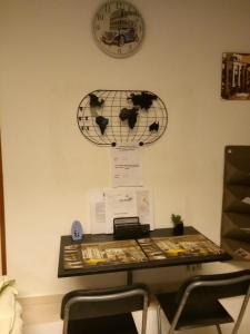 ローマにあるMini Suite Indipendenteのテーブルと時計付きの部屋
