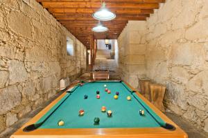 una mesa de billar con pelotas en una habitación en Flag Hotel Convento do Desagravo, en Oliveira do Hospital