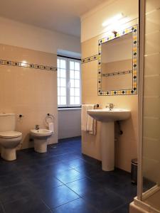 Vonios kambarys apgyvendinimo įstaigoje Casa do Arco