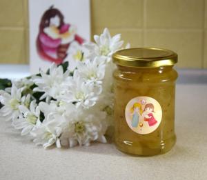 een pot honing naast een bos witte bloemen bij Mini Apartment on Rappoporta 7a-3 in Lviv