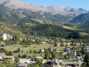 a small town in a valley with mountains in the background at Chambre d'Hotes La Mexicaine in Jausiers