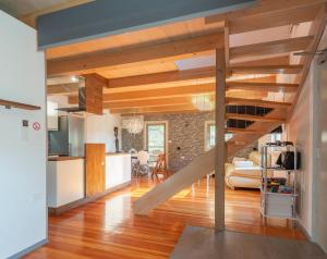 eine Küche und ein Wohnzimmer mit einer Treppe in einem Haus in der Unterkunft Holiday Home Casa Salina in Sečovlje
