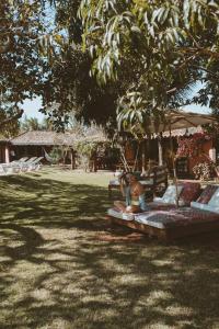 ブジオスにあるPousada Kailaniの木の下のブランコに座っている少年