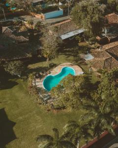 an overhead view of a swimming pool in a yard at Pousada Kailani in Búzios