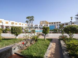 een uitzicht op een resort met een zwembad bij Belvilla by OYO Bungalow Las Brisas in Maspalomas