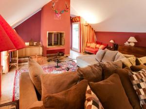 sala de estar con sofá marrón y paredes rojas en Modern Holiday Home in Sosoye with Private Swimming Pool en Sosoye