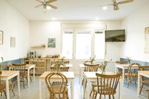 un restaurante con mesas, sillas y TV en Annie's Bed&Breakfast, en Zagreb